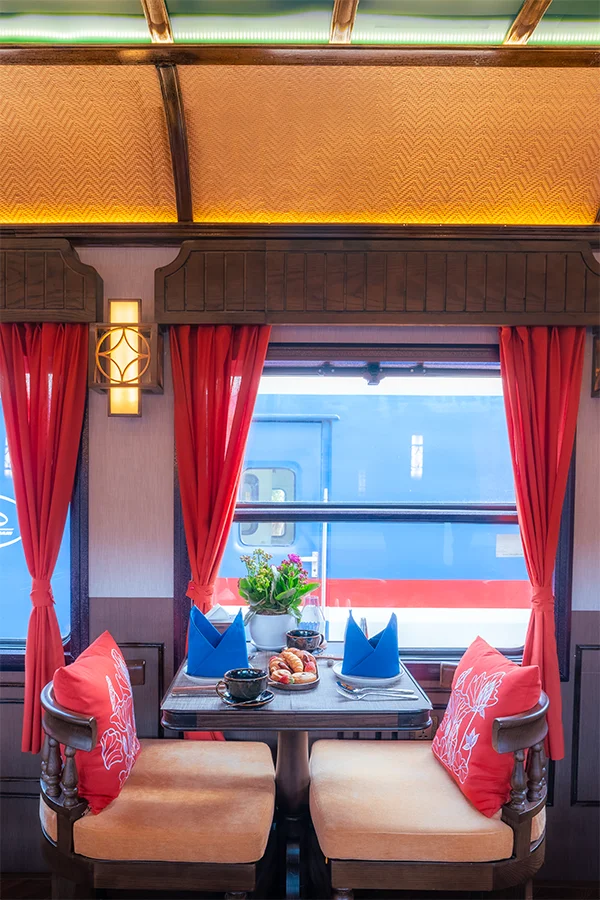 The Train 22 sjourney-bistro-car-01