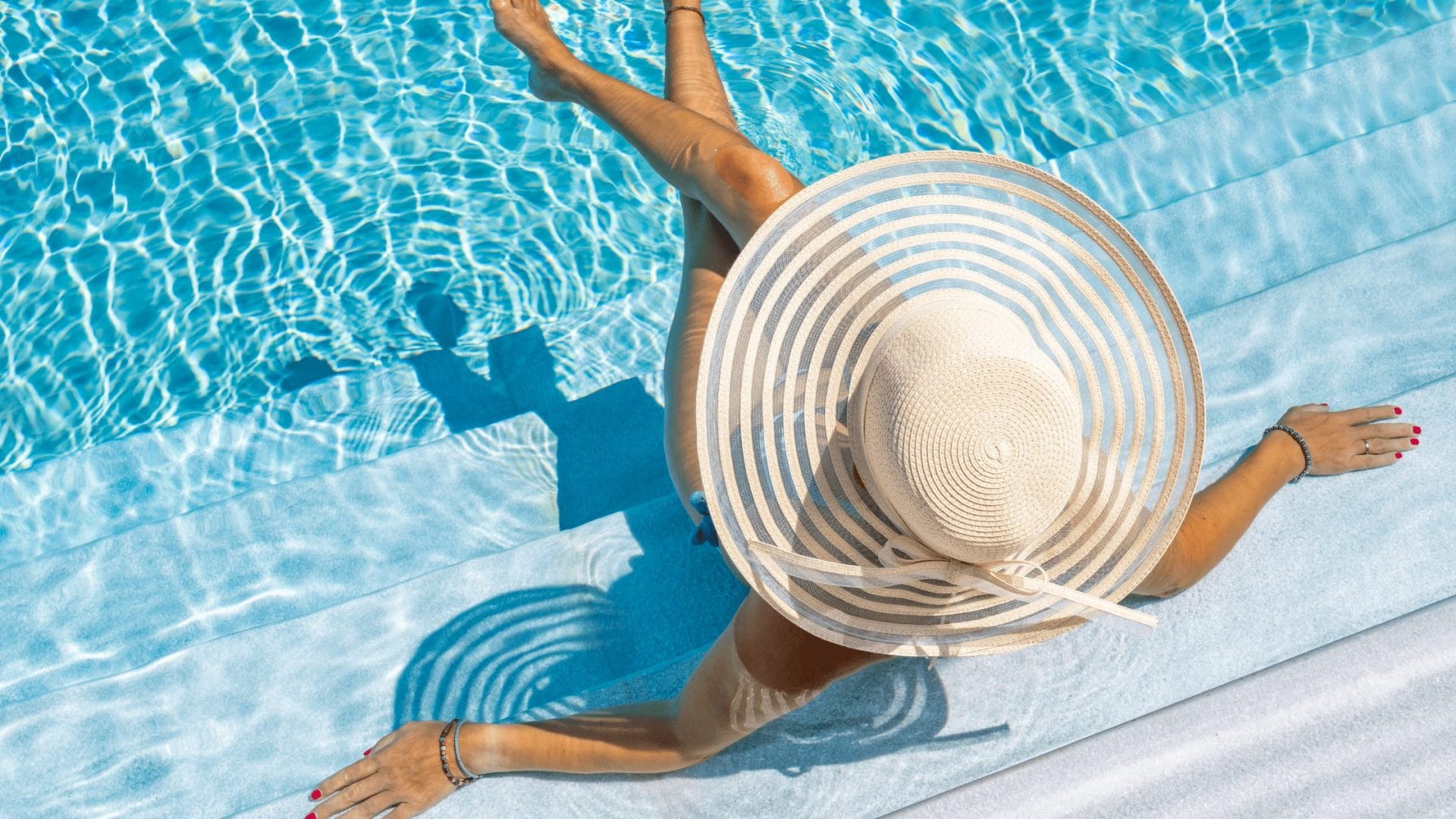 Luxury Solo Travel: A Helpful Guide for your First Solo Trip 2 A stylish solo traveler enjoying in a luxury resort