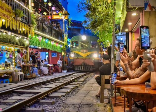 Train Street Hanoi: Where Everyday Life Meets Pure Wonder in Vietnam's Capital 2 Train Street Hanoi: Where Everyday Life Meets Pure Wonder in Vietnam’s Capital