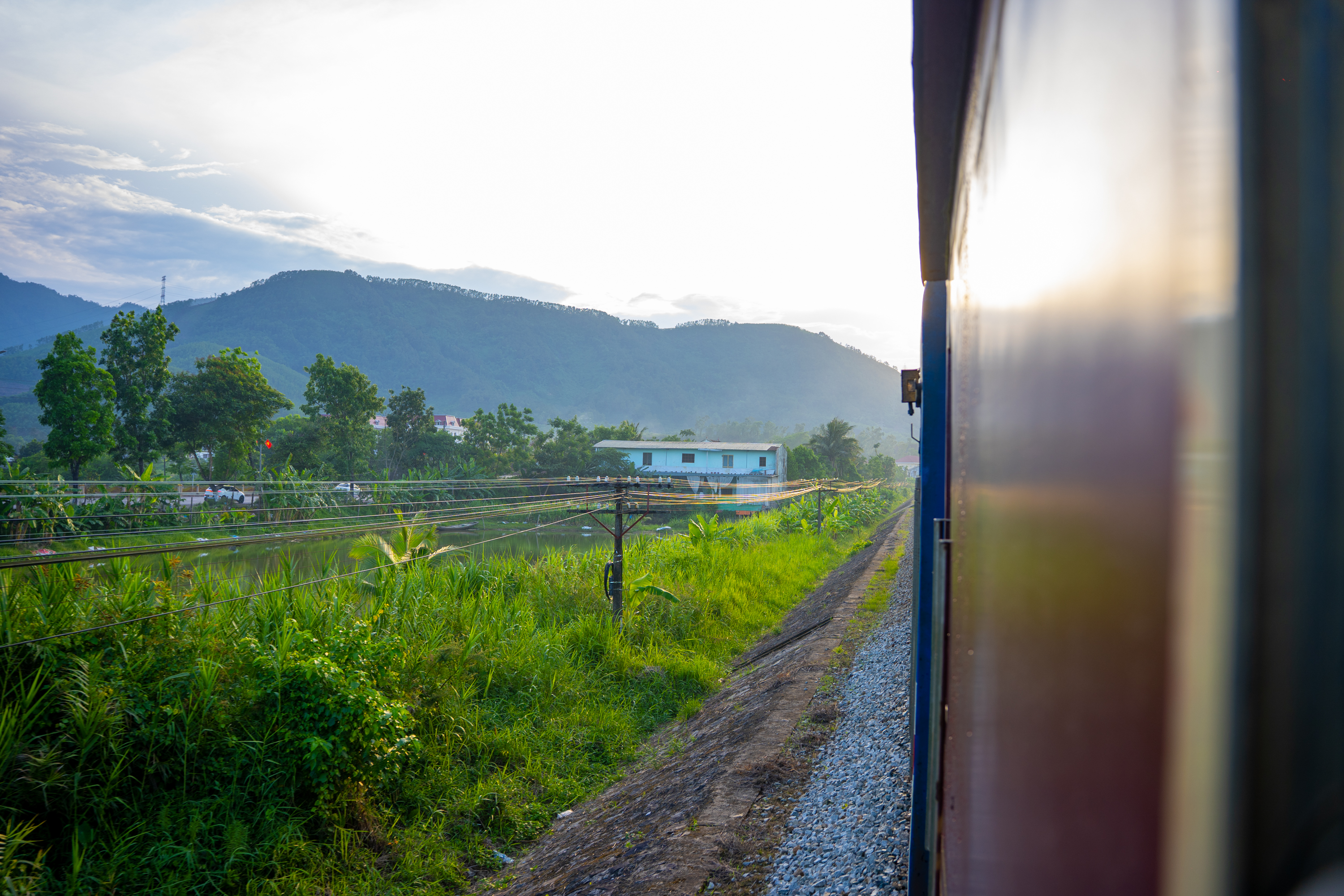 Sjourney-train-hanoi-to-sapa spring luxury train