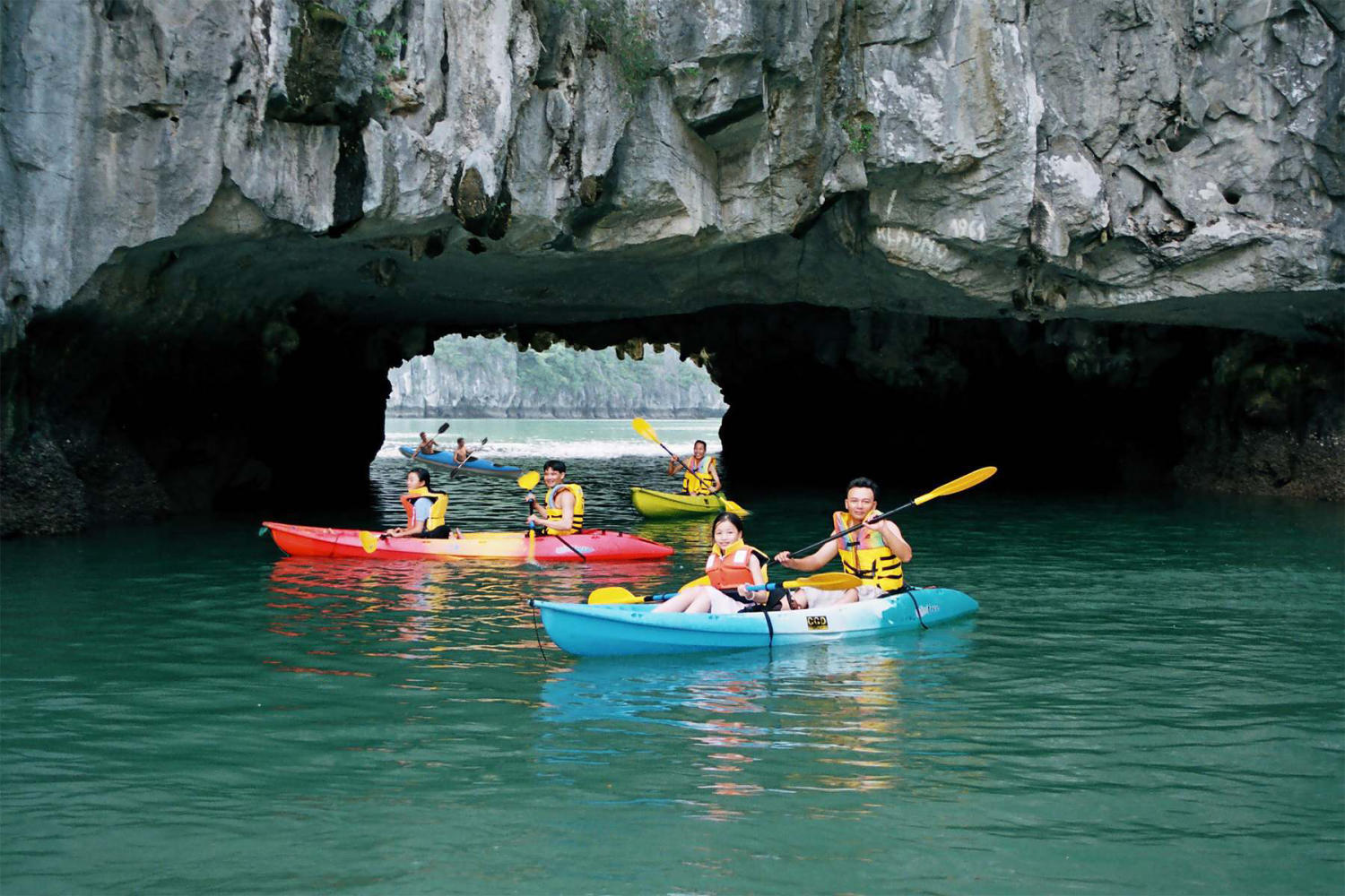 Train Hanoi Ha Long – A Luxury Rail Journey from Fansipan to Halong Bay by Sjourney 5 hang sang toi cheo thuyen kayak kham pha hang dong day huyen bi 01 1641822795