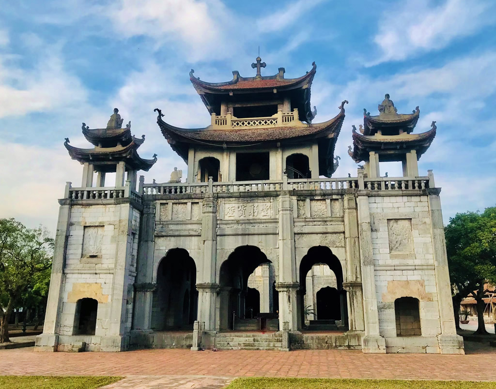 Vietnam Festive Season Train Travel: Celebrate Christmas and New Year the Scenic Way 6 phat-diem-cathedral