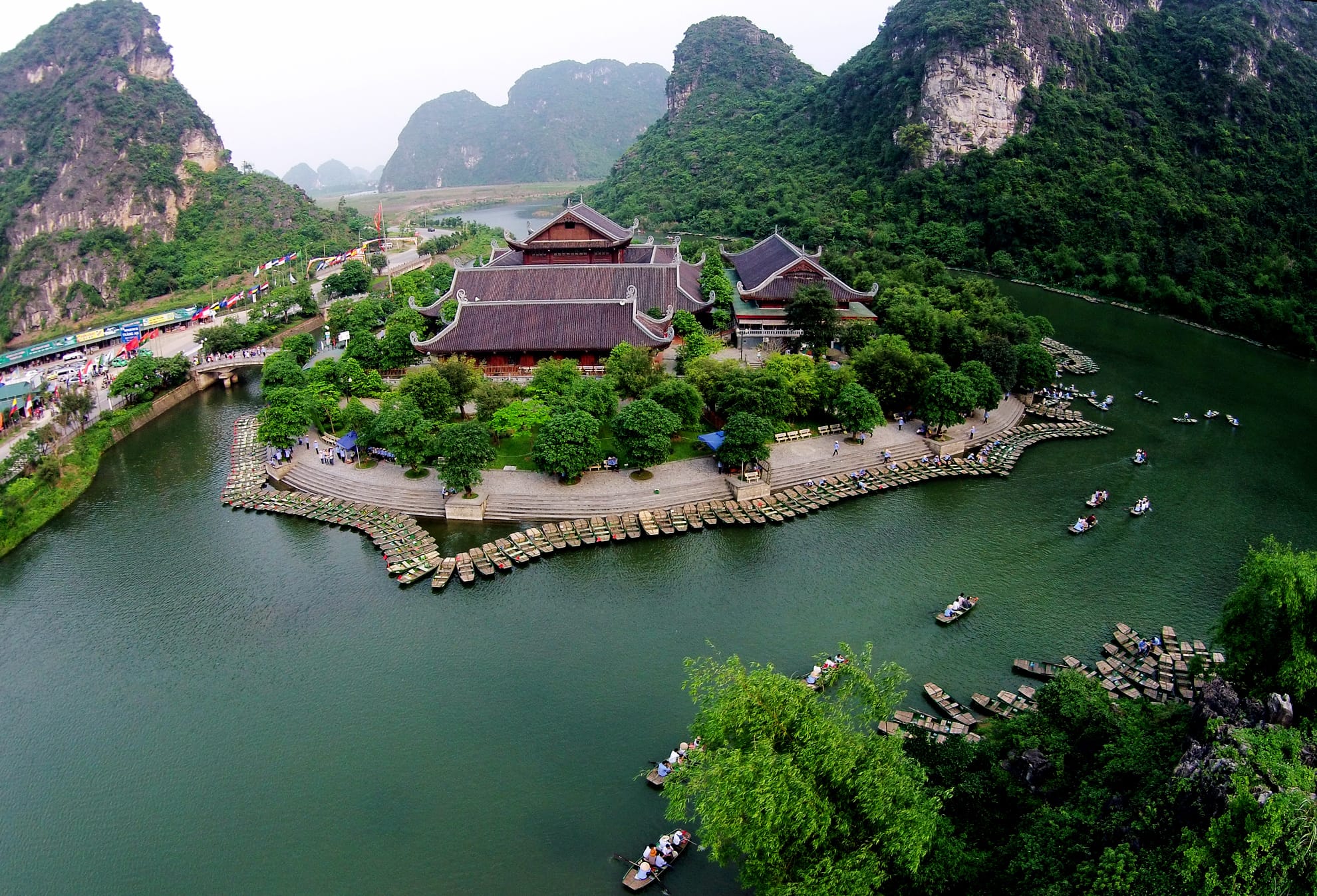 Best Time to Book Christmas and New Year Cruises in Vietnam 4 trang-an-ninh-binh