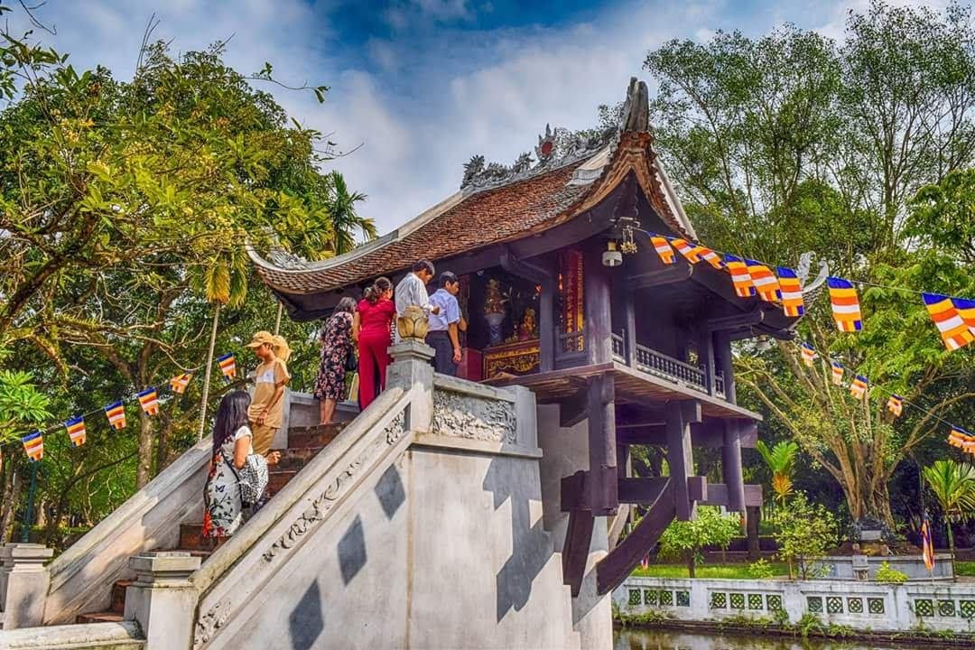 One pillar pagoda Hanoi: The most unique pagoda in Vietnam 4 The stairs leading to the main hall