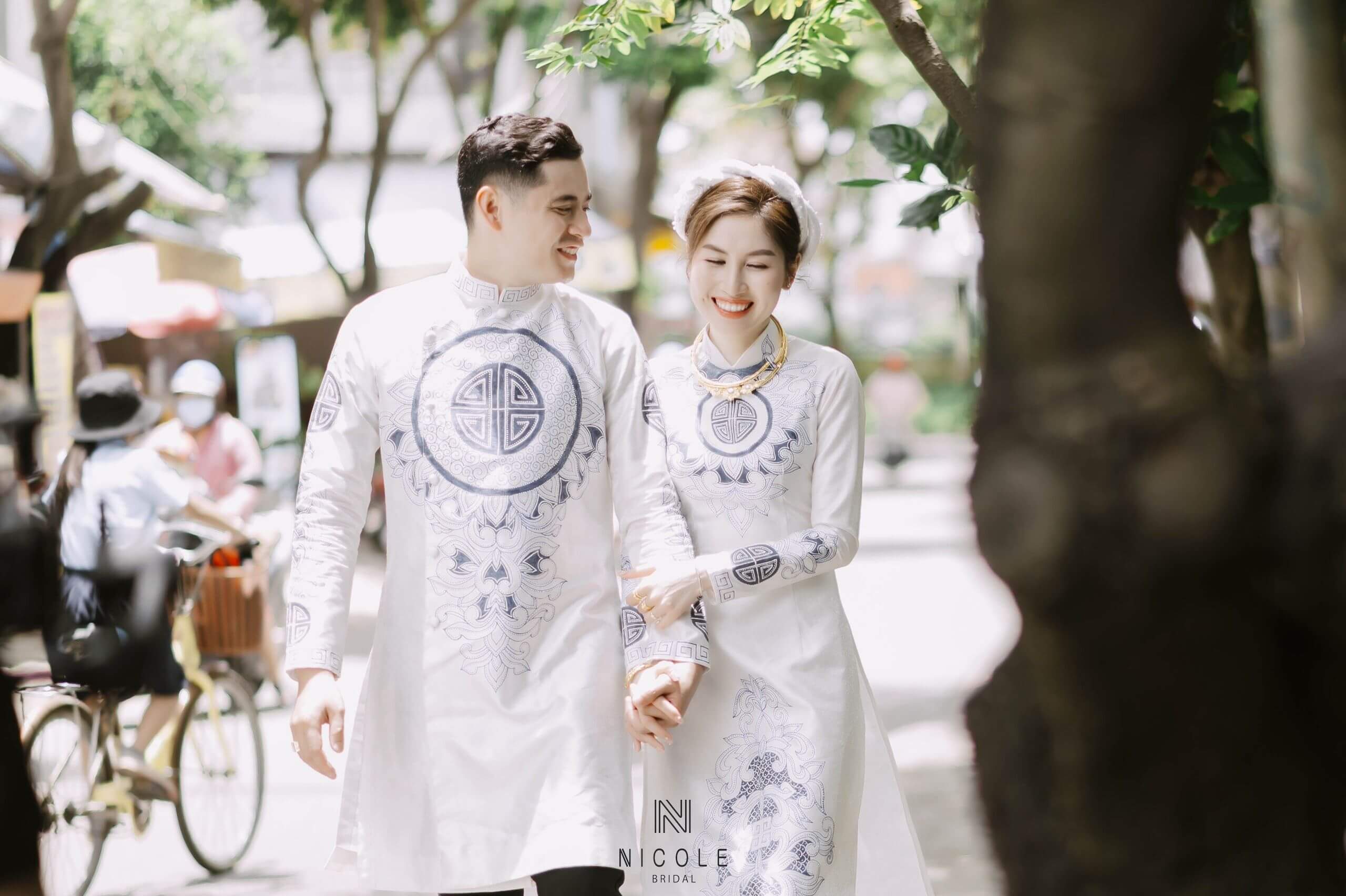 couple wearing ao dai