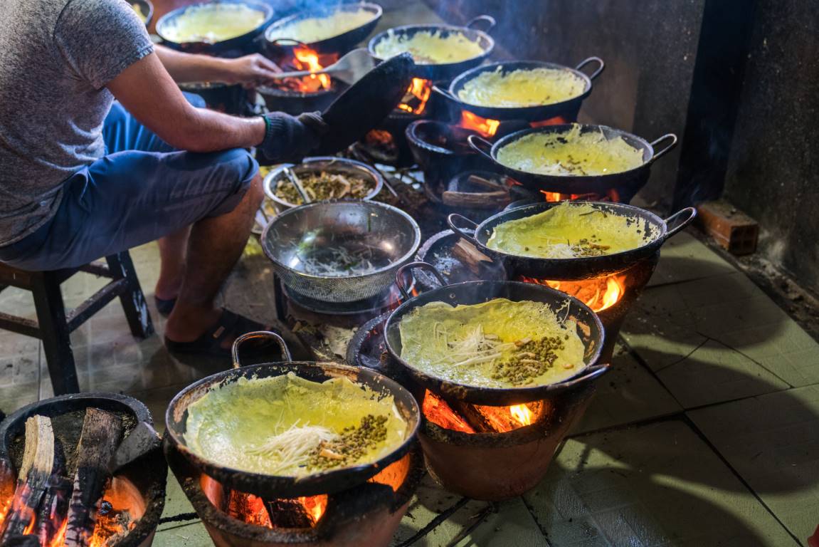 Southern Vietnamese Food: A Guide to Top Flavors 3 making pan fired banh